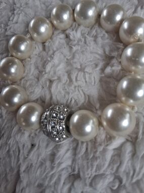 Elegant Cream Pearl Stretch Bracelet with Silver Filigree Bead